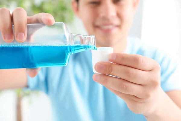 Cách sử dụng nước súc miệng 2