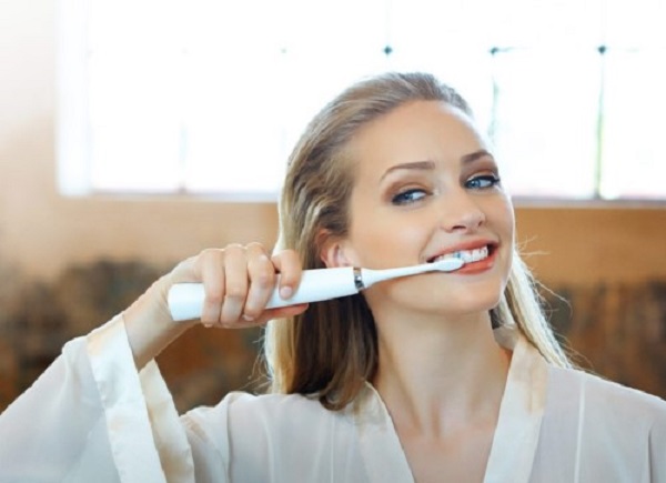 Cách dùng bàn chải đánh răng điện 3