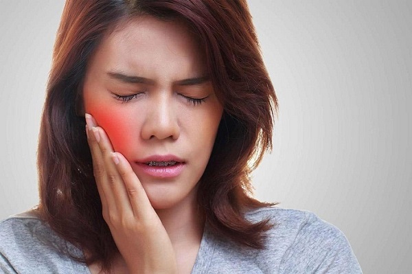 Dấu hiệu mọc răng khôn 4
