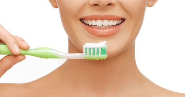 Nên đánh răng trước hay sau khi ăn sáng 2