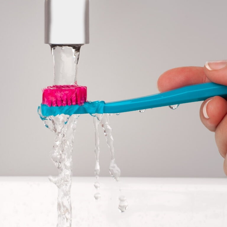 Bàn chải CS 5460 Ultra Soft dưới vòi nước