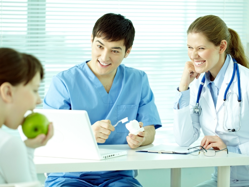 3 nha sĩ sẽ hướng dẫn bạn cách vệ sinh răng miệng đúng cách 1