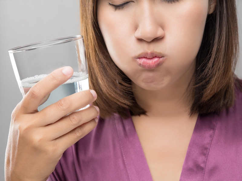 4 súc miệng bằng nước muối giúp giảm đau răng